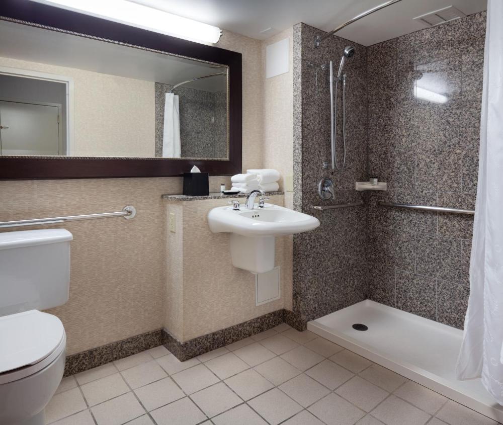 Traditional Queen Room with Two Queen Beds and Roll-in Shower - Mobility and Hearing Accessible interior