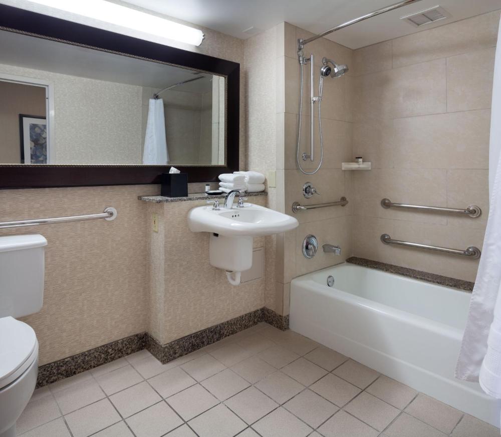 Traditional King Room with Adapted Tub - Mobility and Hearing Accessible interior